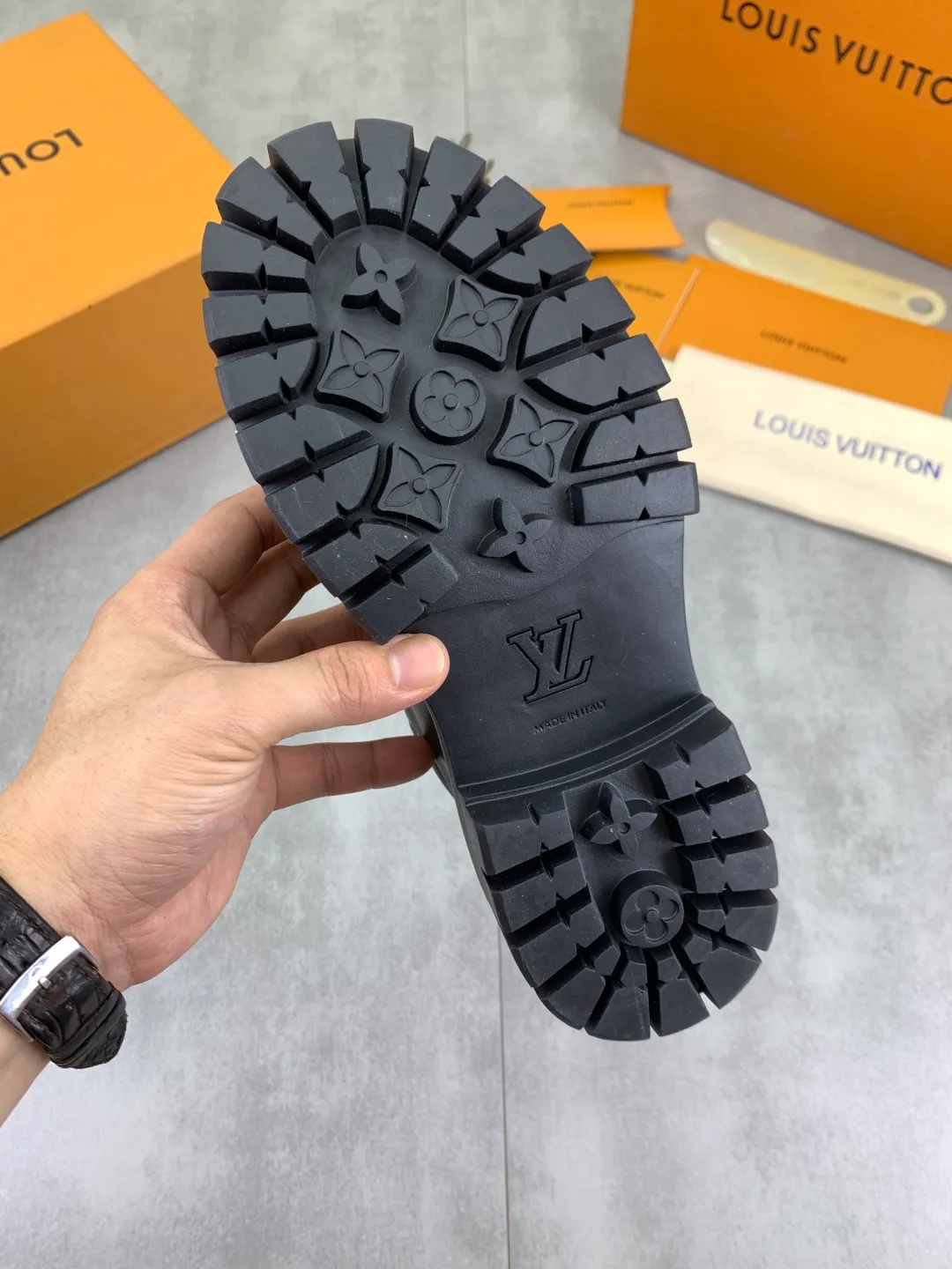 Men's shoes 💰P680 new LV | Louis Vuitton 🧡💚2025 autumn and winter new models, top version ⚠️ The counter features the latest LV REMIX lace-up mountaineering derby shoes, new hard goods 🆕 ❥BS purchasing level! Full of high-end feel! A popular model among bloggers at home and abroad, it’s retro and fashionable, and looks stunning on your feet! Mainly recommended models on the official website★ ━━━━━ ЅᏇєєt ━━━━━ ▪️Upper: top-grade first-layer cowhide ▪️Lining: imported sheepskin ▪️Outsole: original open-molded TPU non-slip outsole ▪️Sole height: 3.5cm ▪️Shoe size: Women 35-41 (41 customization is not returnable) Male 39-45 (46 customized, non-refundable)